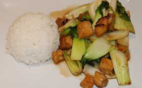 Wokret med stegt 
                    tofu og pak choi i 
                    østerssauce
