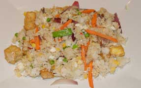 Wokret med tofu, æg 
                og stegte ris